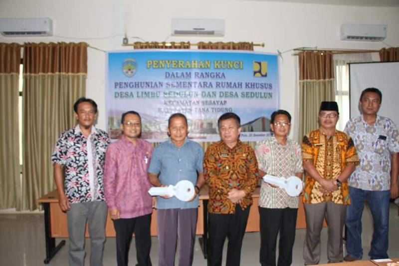 Wabub secara simbolis menyerahkan kunci perumahan hunian sementara rumah Khusus